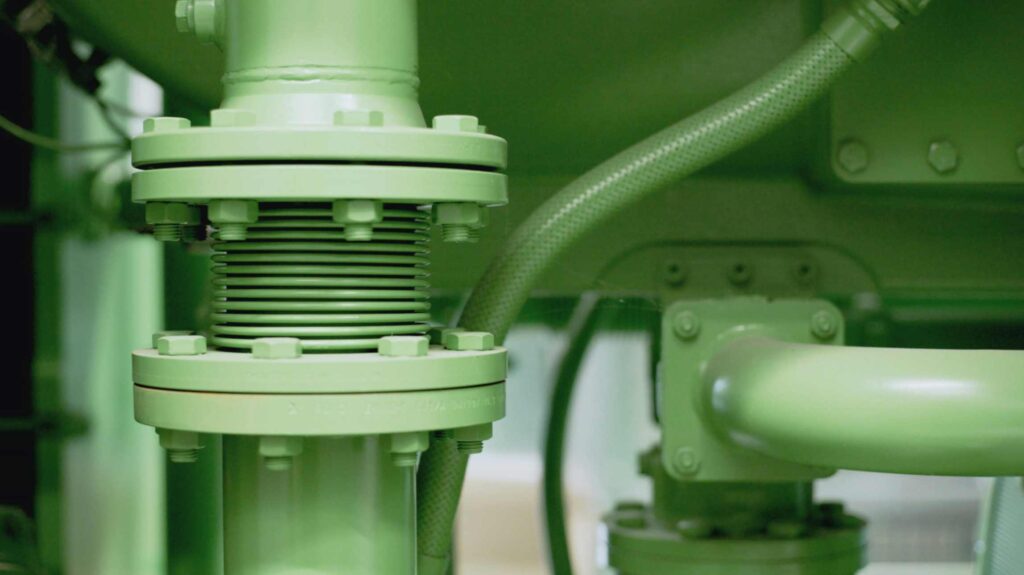 Flanged pipe connection in an industrial system